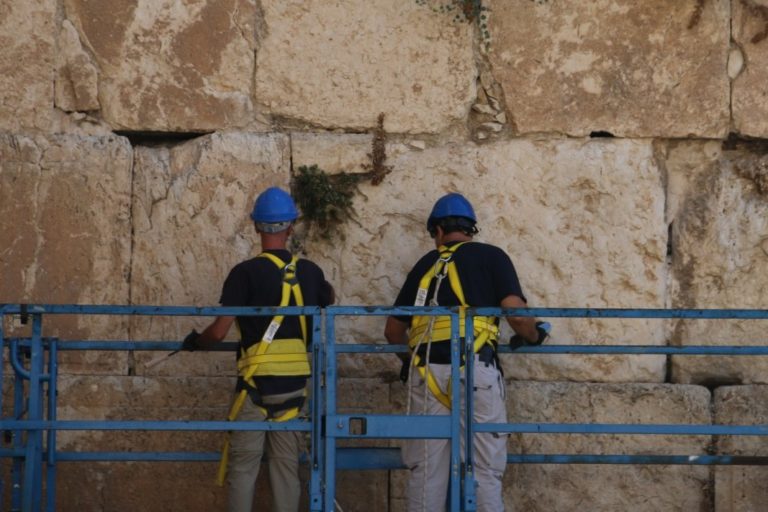 בדיקהשגרתיתשלתקינותאבניהכותלהמערבי לקראתחגיתשריה'תש"פ